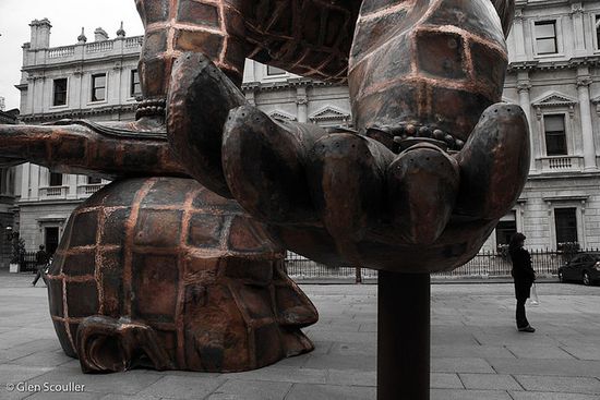 1809784282 8376729408 z 35 Sculptures That Will Make You Look Tiny