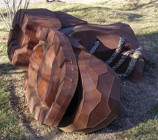 2299626396 56dc237691 z 35 Sculptures That Will Make You Look Tiny