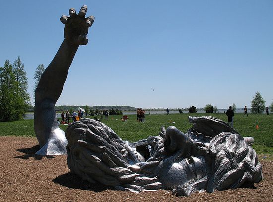 487228620 136cfd6af3 z 35 Sculptures That Will Make You Look Tiny