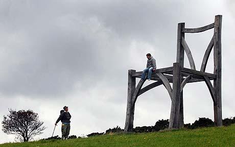giant chair 460 979899c 35 Sculptures That Will Make You Look Tiny