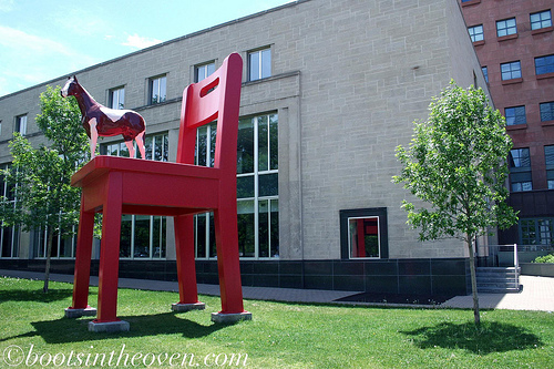 huge chair 15 Amazing Oversized Objects