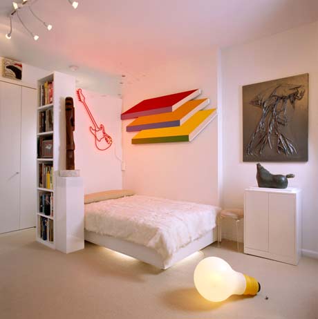 huge light bulb 15 Amazing Oversized Objects