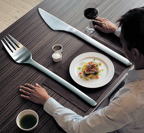 oversized furk and knife 15 Amazing Oversized Objects